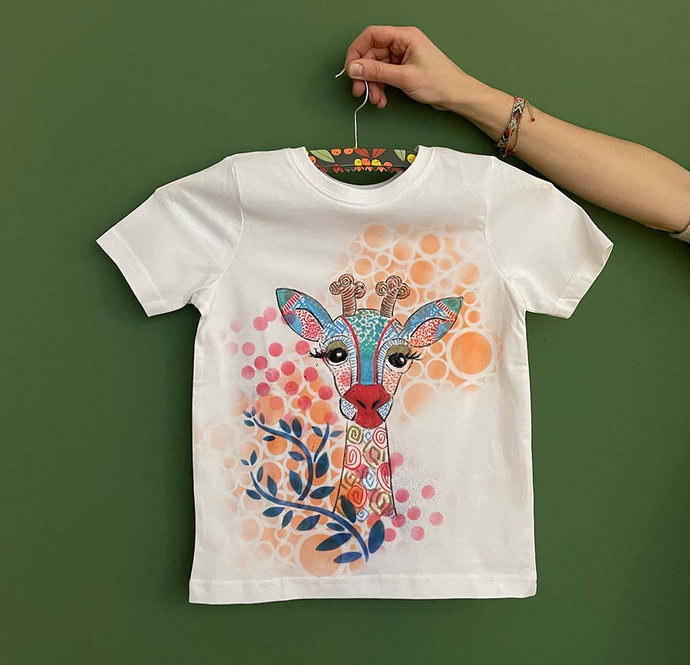 tshirt-lobe T-Shirt mit Acrylmarkern gemalt