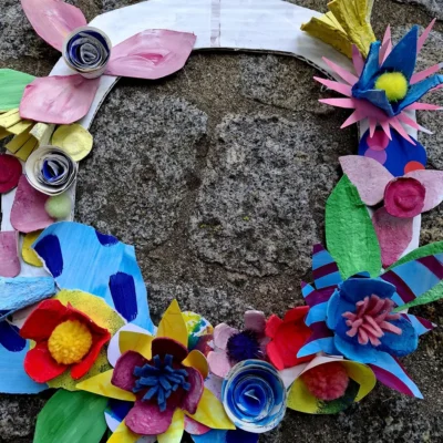 Gebastelter Blumenkranz mit Acryl