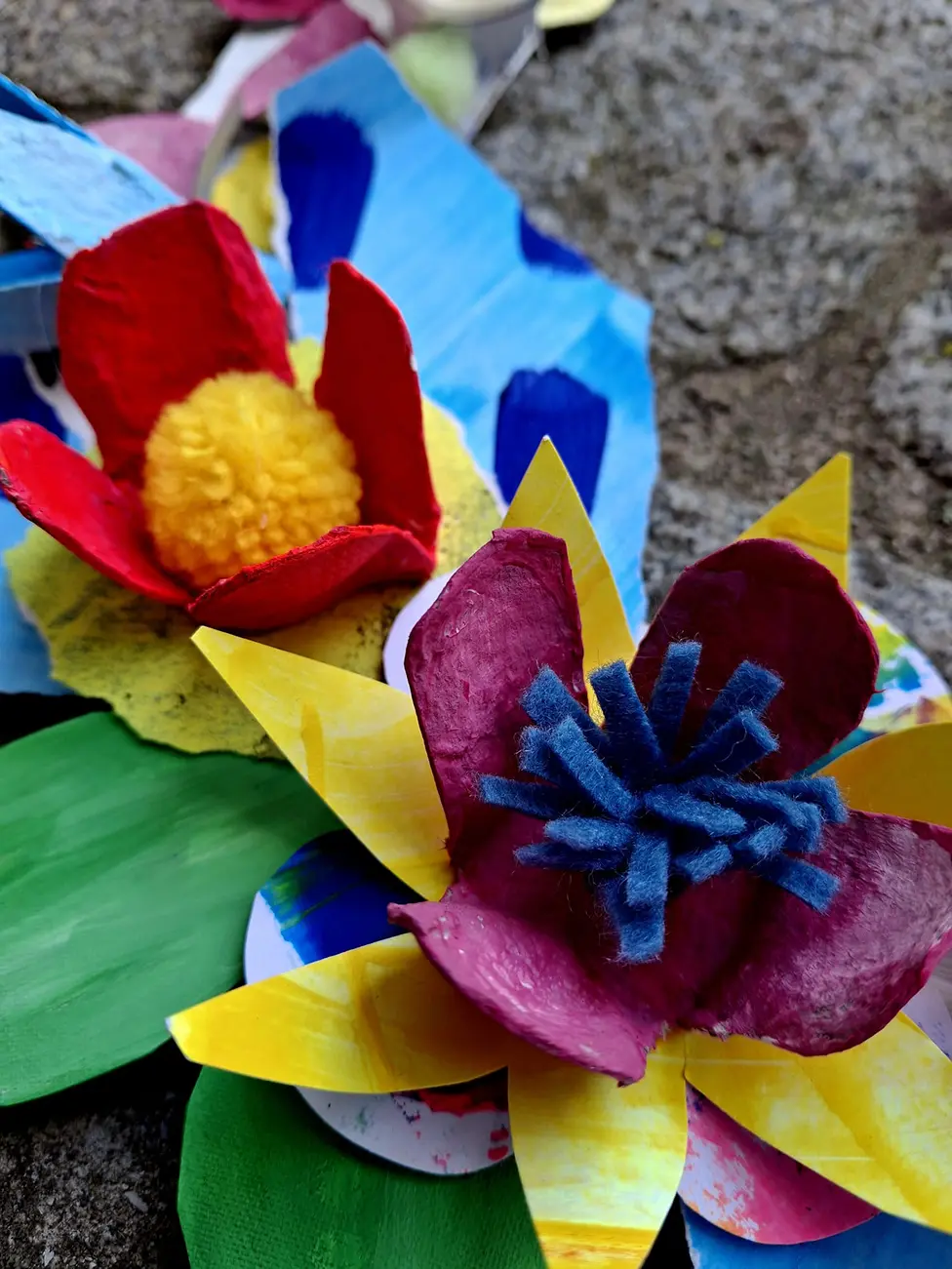 Gebastelter Blumenkranz mit Acryl Detail